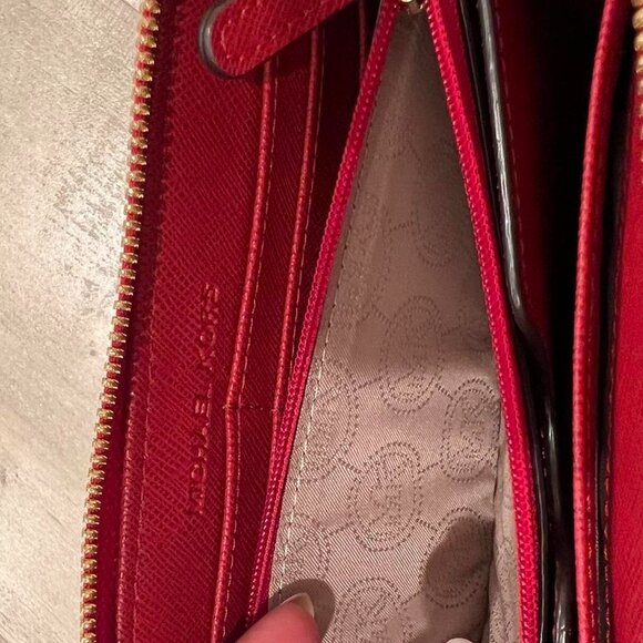 Red Michael Kors large wallet, with wrist strap - Picture 4 of 7